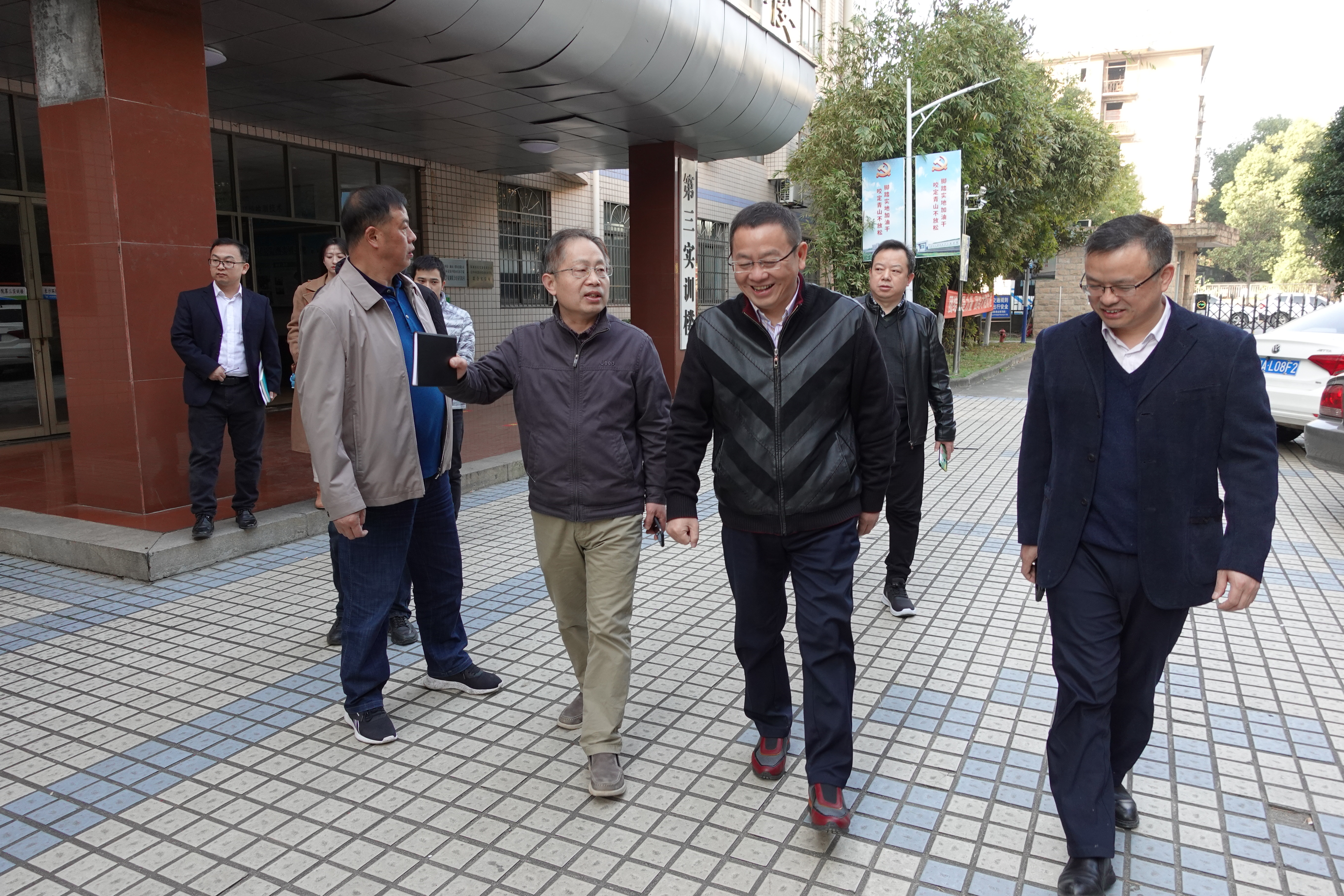 02：董事长高伟荣（左二）参观长沙环保学院实训楼.JPG